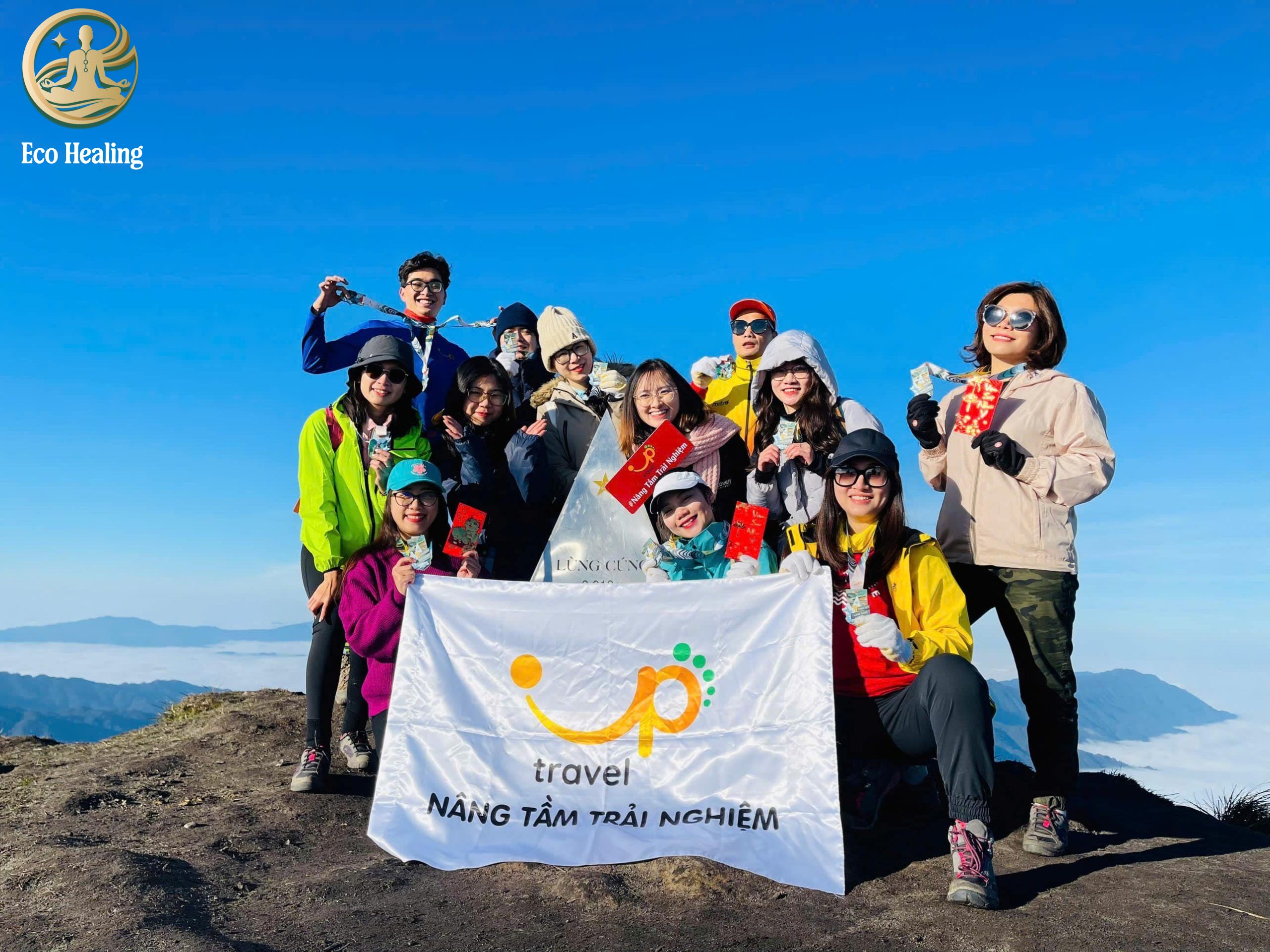 Chinh phục Trekking Lùng Cúng: Lạc vào đồi lau trắng và rừng cổ thụ đẹp mê hồn.