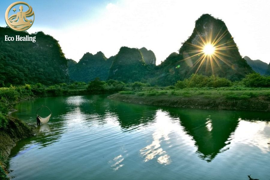 Trekking Cao Bằng: Khám phá Mắt Thần Núi và những cung đường biên giới bí ẩn.